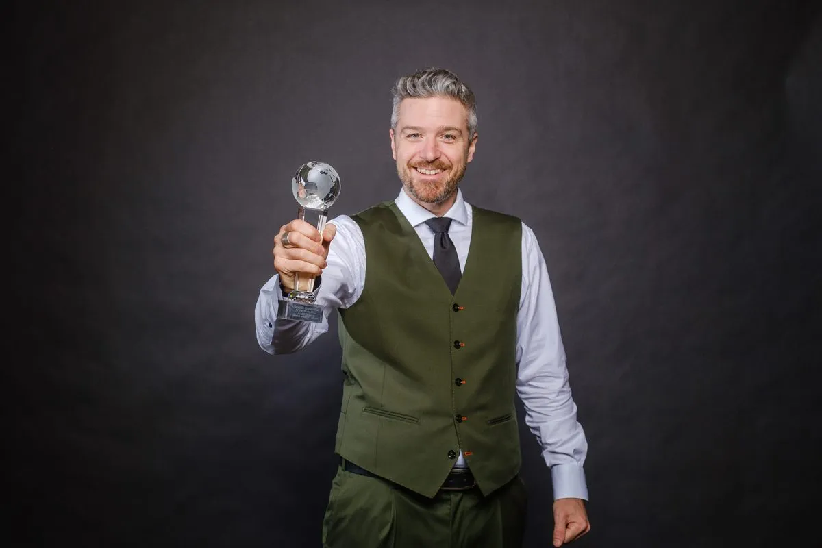 Andr&eacute; Desery mit dem Grand-Champion-Pokal